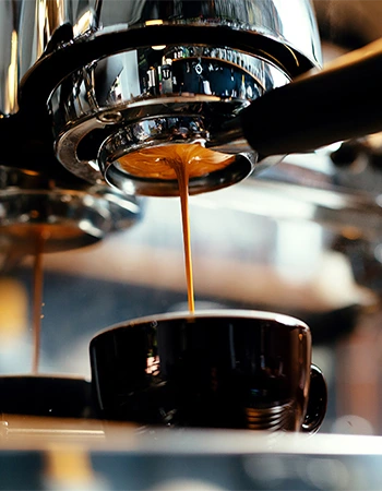 Πως πέφτει ο καφές από τη μηχανή στο φλιτζάνι