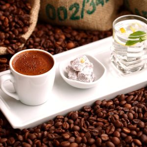 ελληνικός καφές με λουκούμι και ποτήρι κρύο νερό